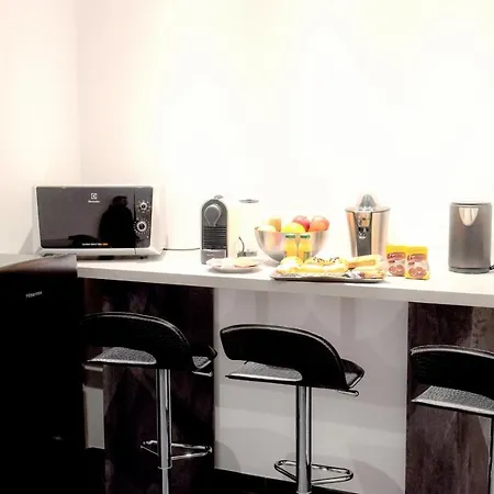 Airport Deluxe B&B 바리