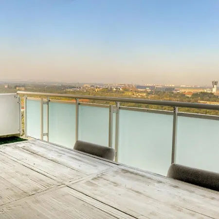 לינה וארוחת בוקר Airport Deluxe