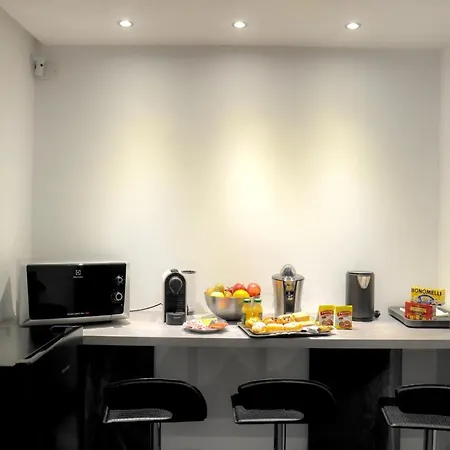 לינה וארוחת בוקר Airport Deluxe 3*