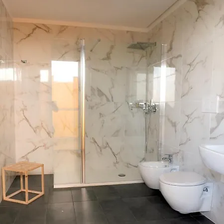 Airport Deluxe לינה וארוחת בוקר 3*